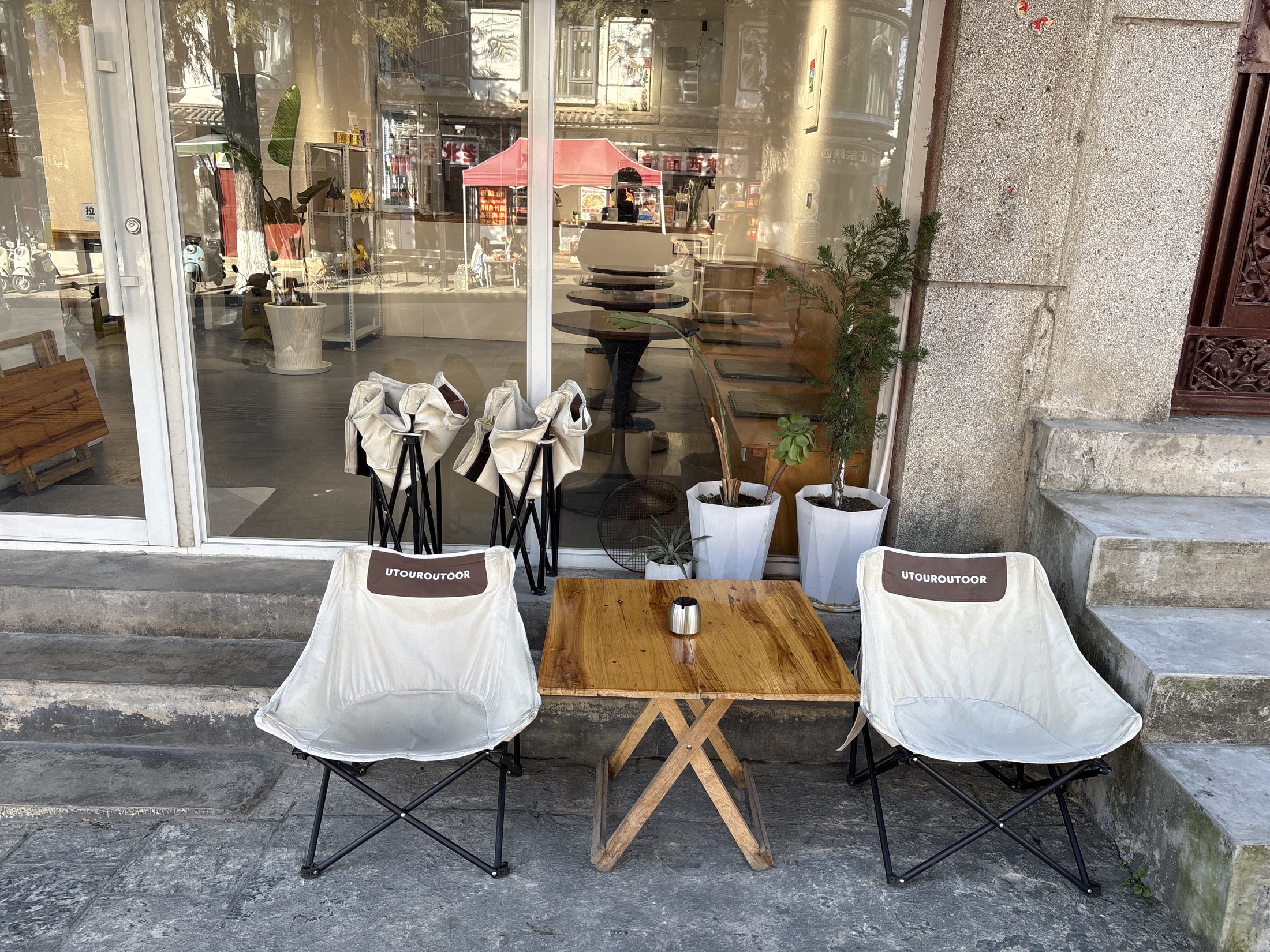 Outdoor seats at Mubai Cafe